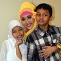 Ratna Listy Bersama Kedua Anaknya