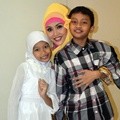Ratna Listy Bersama Kedua Anaknya