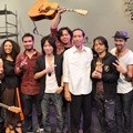 Pendukung Acara yang Memeriahkan Konser 7 Hari untuk Kemenangan Rakyat