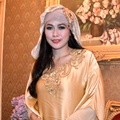 Lucky Resha Kenakan Kaftan Karya Amy Atmanto