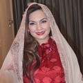 Nia Daniati Kenakan Kaftan Karya Amy Atmanto