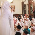 Dewi Persik Menghibur Anak-Anak Yatim Piatu di Kediaman Whitanti