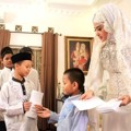 Dewi Persik Berikan Santunan pada Anak-Anak Yatim Piatu