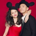 Vivian Hsu dan Sean Lee Kenakan Topi Telinga Mickey Mouse