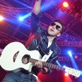 Naif Tampil Seru di Konser Britama Creativepreneur Berjuang