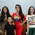 Julia Perez Ditemani Keluarga