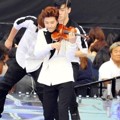 Henry Mainkan Biola Saat Bawakan Lagu 'Fantastic'