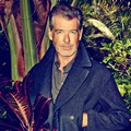 Pierce Brosnan Kenakan Jas Keluaran Prada