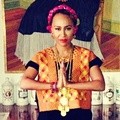 Emeli Sande dengan Dandanan ala Frida Kahlo