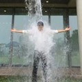 Leeteuk Dibantu Member Super Junior Lakukan Aksi 'Ice Bucket Challenge'