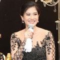 Dian Sastro di Acara Peluncuran Molto Black & Gold