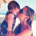 Rachel Zoe Menggendong Anaknya
