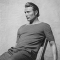 Mads Mikkelsen Kenakan Sepatu Keluaran John Varvatos