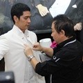 Adi Nugroho Fitting Baju Pengantin