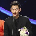 Kim Soo Hyun Raih Piala Outstanding Korean Actor