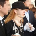 Zuny Ladies' Code Masih Kenakan Penyangga Leher
