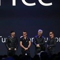 U2 dan CEO Apple Tim Cook dalam Acara Launching iPhone 6