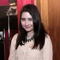 Prilly Latuconsina Saat Rehat Syuting 'Ganteng-Ganteng Serigala'