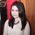 Prilly Latuconsina Saat Rehat Syuting 'Ganteng-Ganteng Serigala'