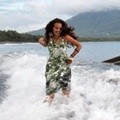 Fiona Callaghan Bermain di Pantai Disa