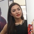 Vicky Shu Hadir di Peluncuran Buku Jerry Aurum 'On White'