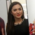 Vicky Shu Hadir di Peluncuran Buku Jerry Aurum 'On White'