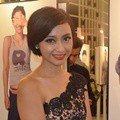 Deasy Noviyanti di Pameran Foto Jerry Aurum Bertajuk 'On White'