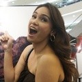Feby Febiola Kunjungi Pameran Foto Jerry Aurum Bertajuk 'On White'