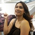 Feby Febiola Kunjungi Pameran Foto Jerry Aurum Bertajuk 'On White'