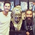 Capital Cities Berpose dengan Patung Harry Caray