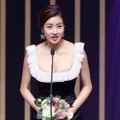 Kang Sora Raih Piala Excellence Award, Actress