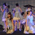 Handshake Festival untuk Single Keenam 'Gingham Check'