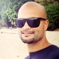 Sergio van Dijk dengan Latar Belakang Pantai
