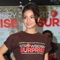 Acha Septriasa Cantik di Gala Premier Film 'Strawberry Surprise'