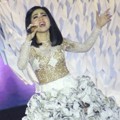 Syahrini Anggun Kenakan Gaun Berwarna Putih