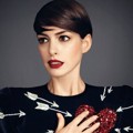 Anne Hathaway Kenakan Dress Bergambar Hati