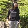 Tyas Mirasih Berlatar Berlakang Kebun Teh