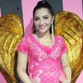 Ashanty Pose dengan Properti Sayap