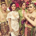 Luna Maya Julia Perez Berfoto Bersama Raffi Ahmad dan Nagita Slavina Saat Resepsi