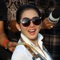 Syahrini Saat Ditemui di 'Konser Salam Tiga Jari'