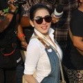 Syahrini Saat Ditemui di 'Konser Salam Tiga Jari'
