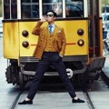 T.O.P Big Bang Bergaya di Depan Trem