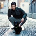 T.O.P Big Bang Berpose dengan Anjing Lucu