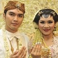 Aldi Taher dan Georgia Aisyah Putri Menunjukkan Cincin Mereka