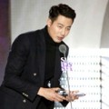 Jo In Sung Raih Piala Style Icon of the Year