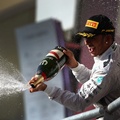 Lewis Hamilton Merayakan Keberhasilannya