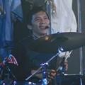 Penampilan Bimbim Slank di Konser 'Revolusi Bunga Generasi Wangi'