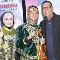 Rismawanda Saat Berfoto Bersama Deddy Mizwar