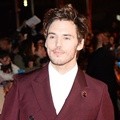 Sam Claflin Kenakan Jas dengan Sentuhan Klasik