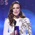 Keira Knightley Raih Piala Hollywood Supporting Actress Award